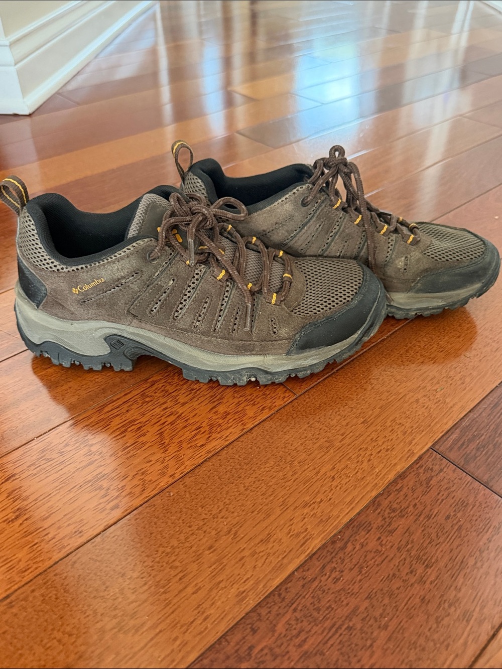 Columbia Men’s Brown and Black Trail Hiking Shoes size 9